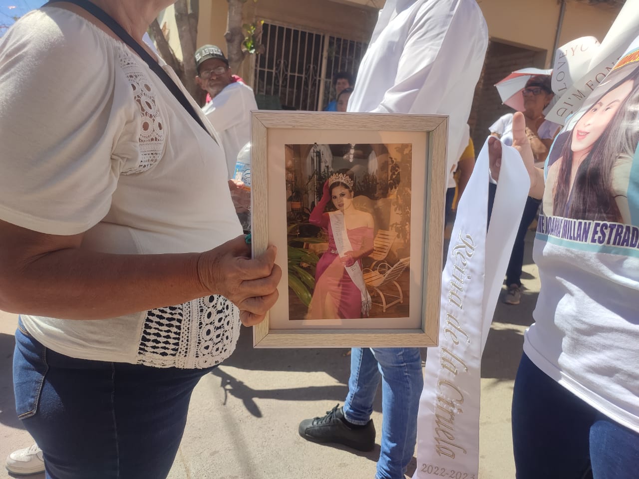 CRÓNICA | ¡Viva la Reina de la Ciruela! Despiden con lágrimas y rosas a Aimé Joanna en su Agua Caliente de Gárate