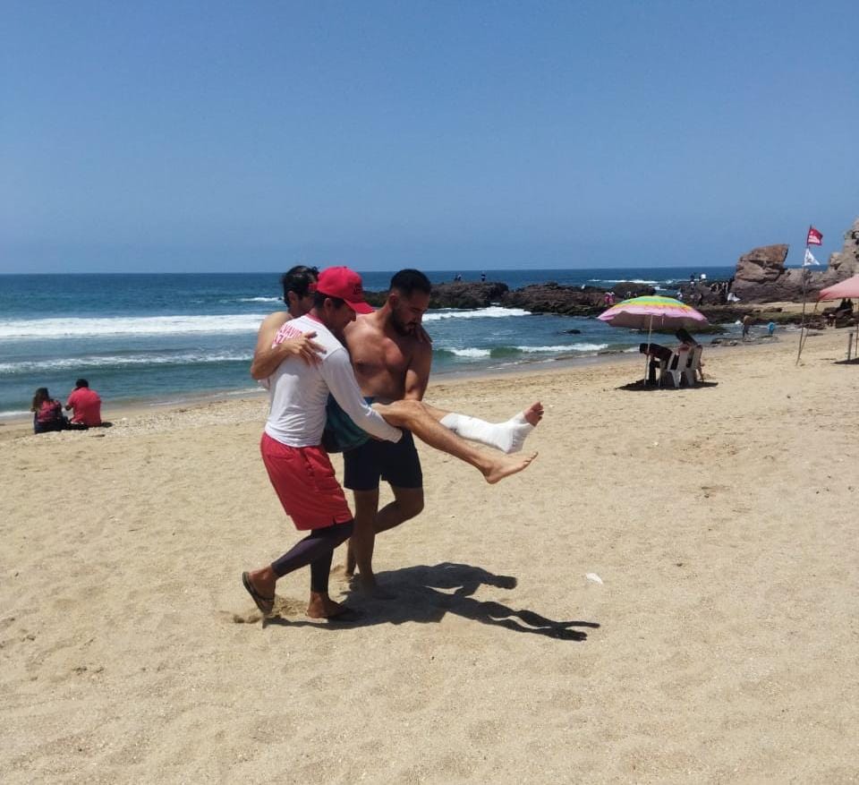 Hombre se fractura la pierna al estar surfeando en Playa Brujas en Mazatlán