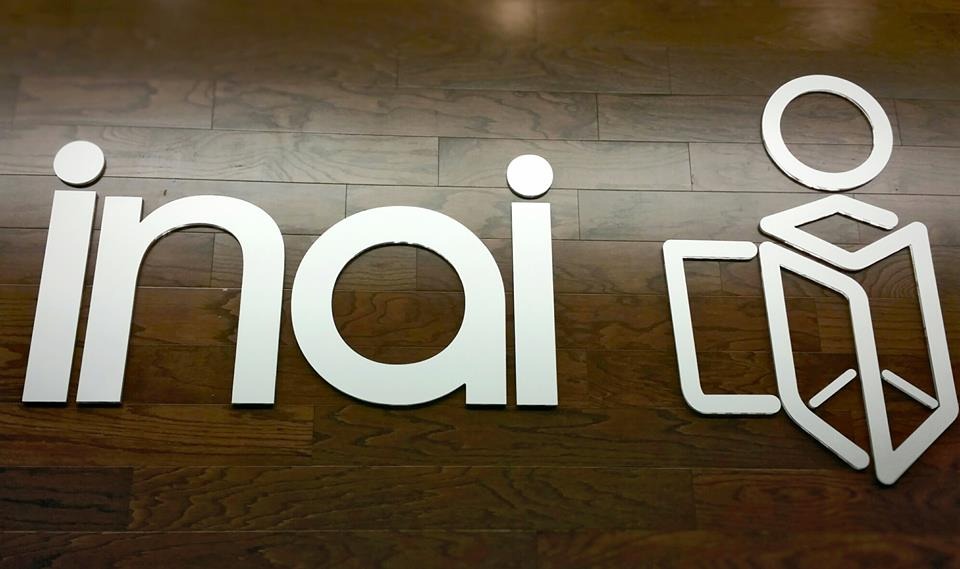 Niega AMLO haber ordenado la inoperancia del INAI, pero sugiere trasladar sus funciones a otra institución