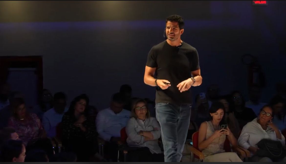 Imparte Oso Trava charla “Decisiones de Alto Impacto” a empresarios sinaloenses