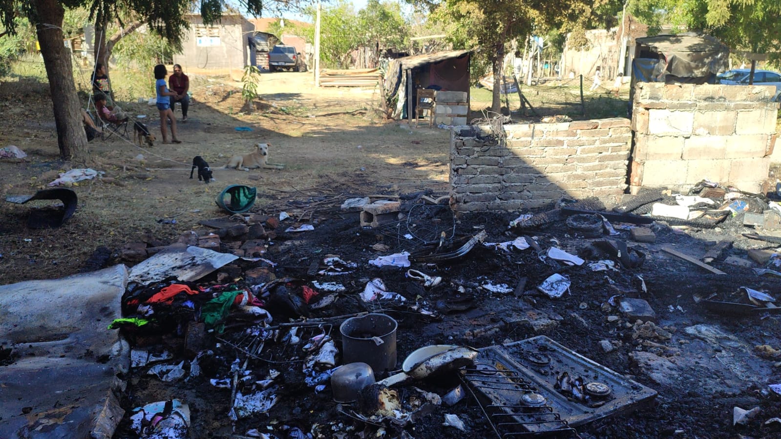Fuerte incendio consume un domicilio en Mazatlán; familia lo pierde todo