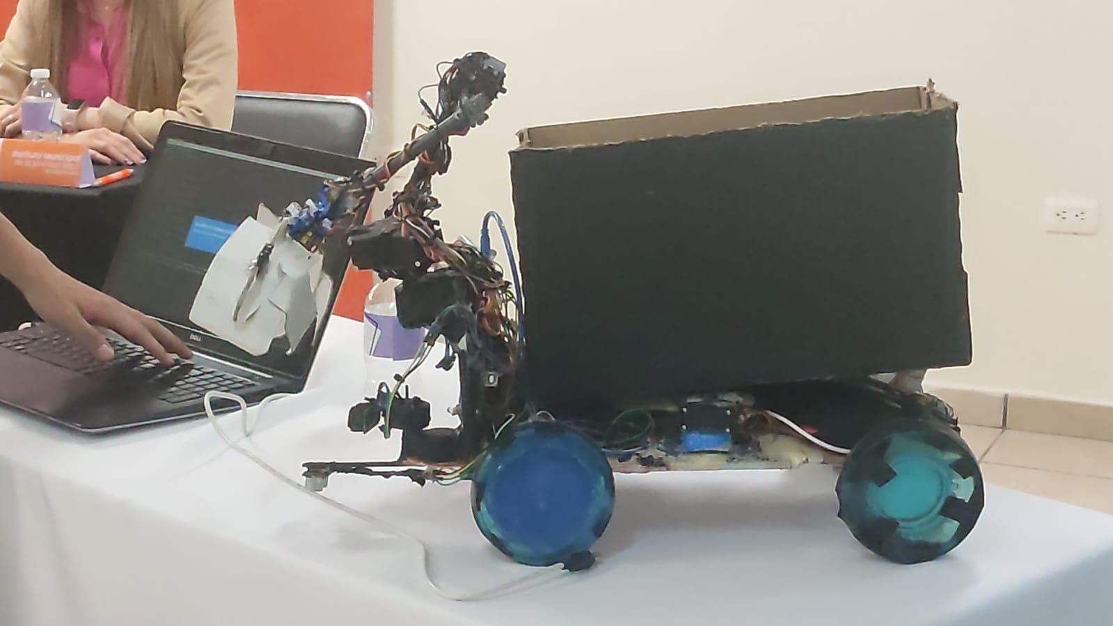 Joel Grijalva, joven ahomense, crea su robot de inteligencia artificial que ayuda a recoger la basura