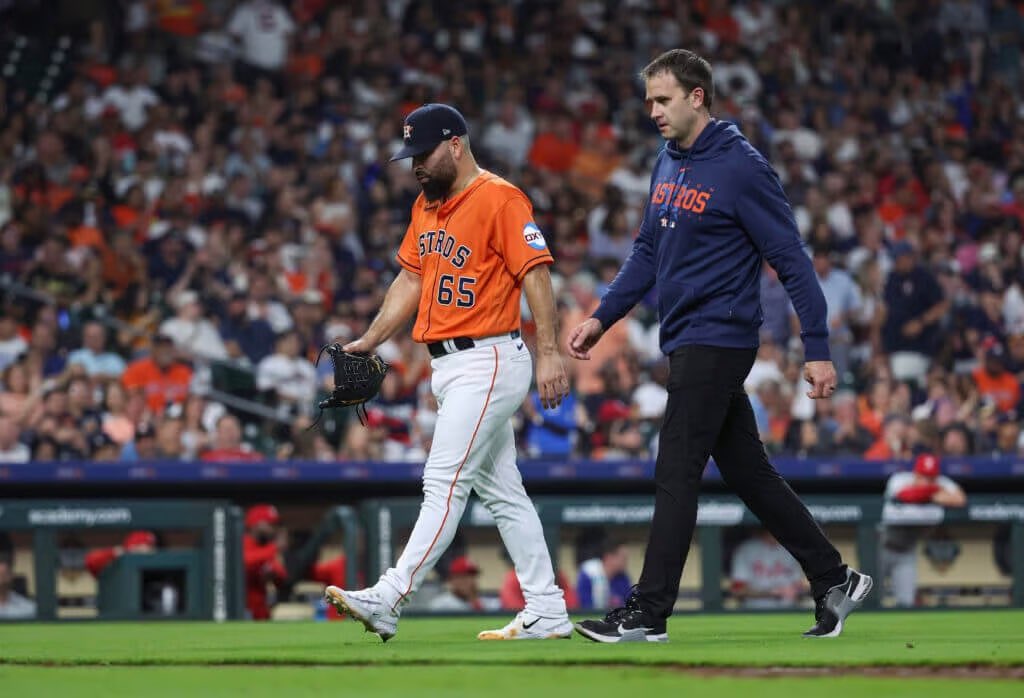 José Urquidy gana con los Astros de Houston, pero sale con molestias