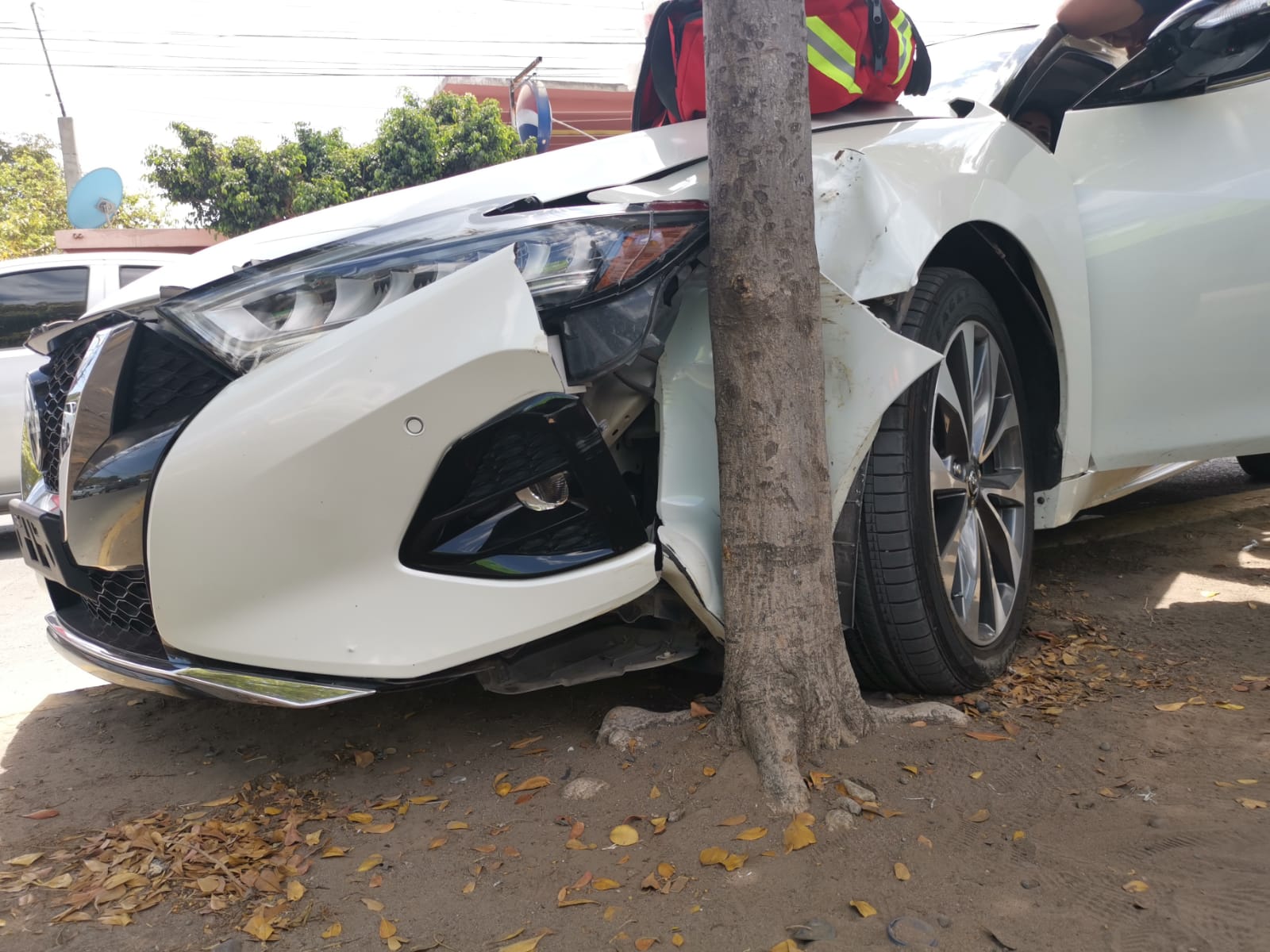 Joven mujer sufre desmayo cuando conducía su automóvil e impacta contra un árbol en Los Mochis