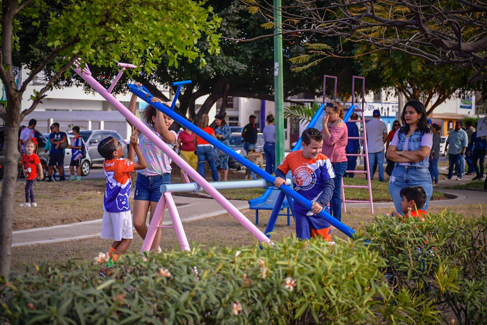 La Villa Galaxia es la tercera colonia beneficiada con nuevos juegos infantiles