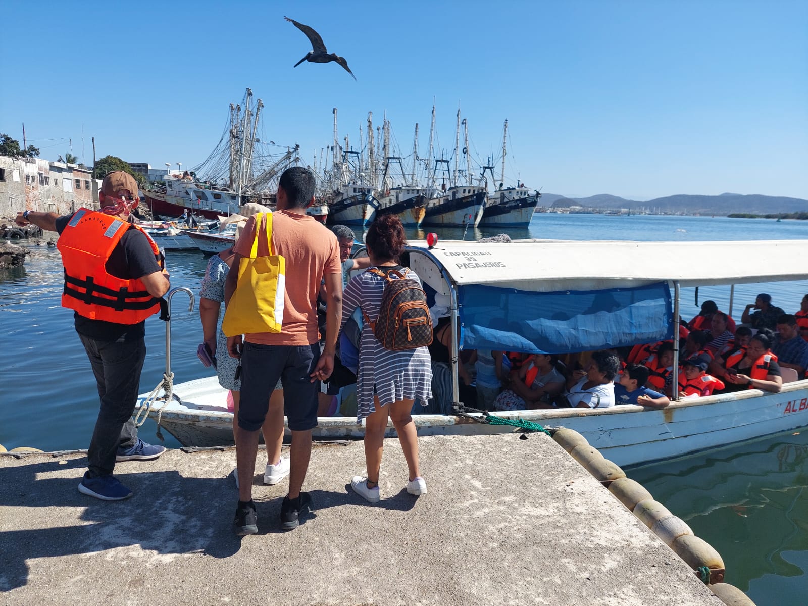 Lancheros de la Isla de la Piedra esperan más turistas para la Semana De La Moto