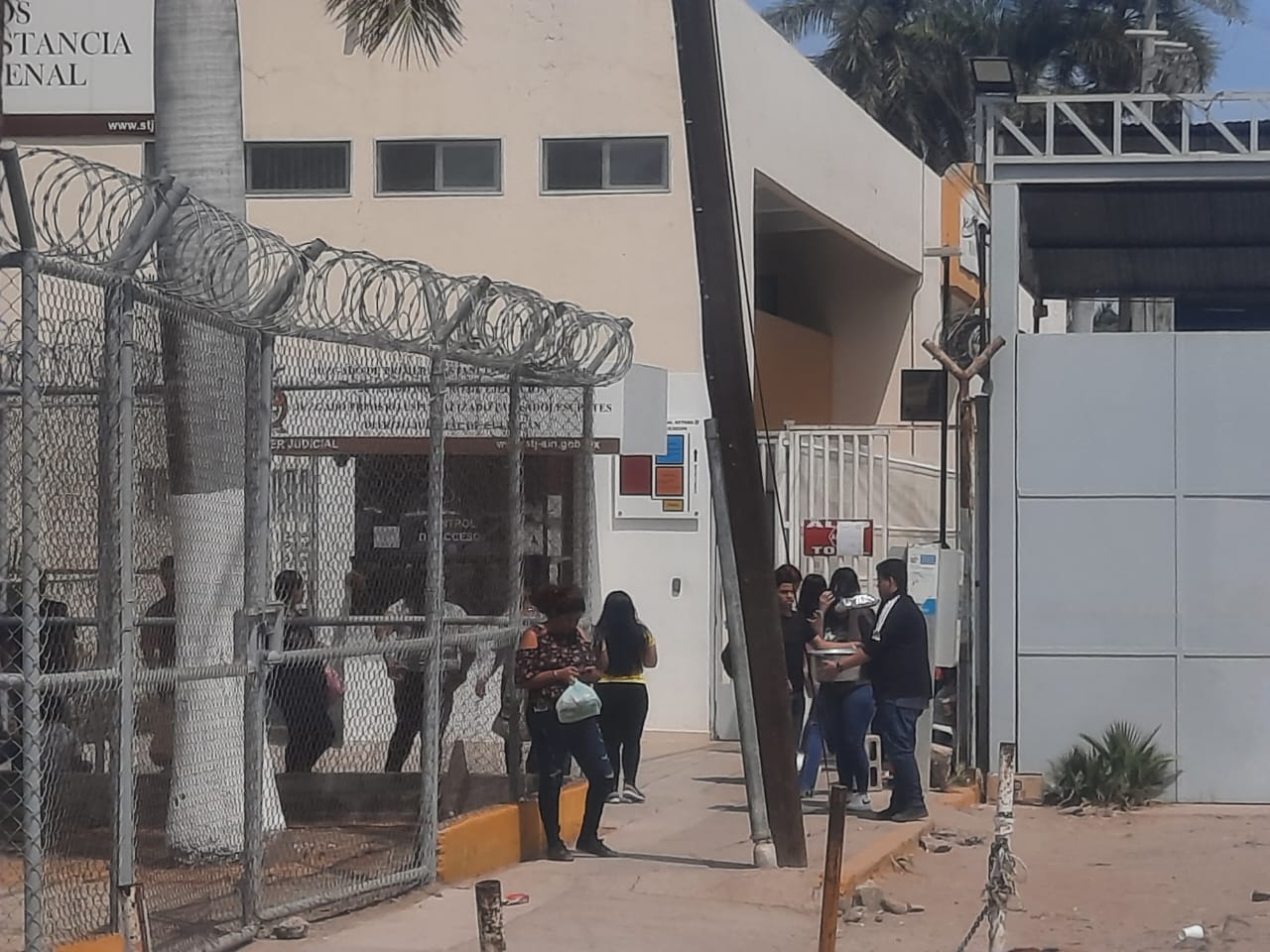 Le niegan la entrada a visitantes al penal de Aguaruto, en Culiacán