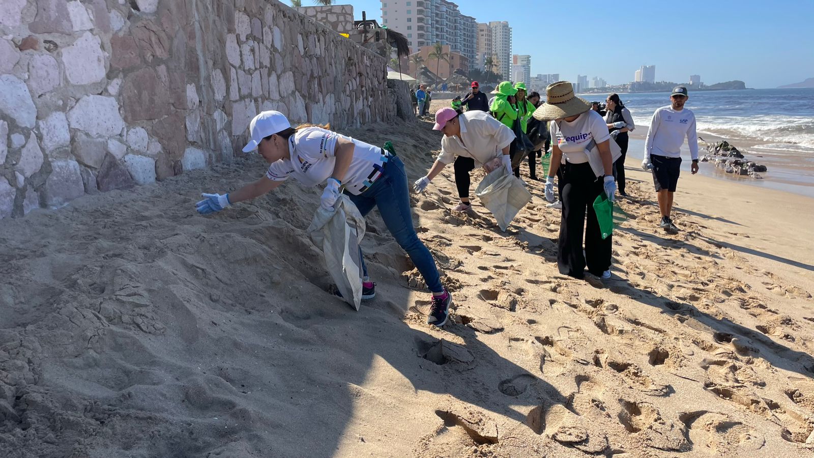 Unen fuerzas OAP y Grupo Salinas para limpieza de playas en Mazatlán