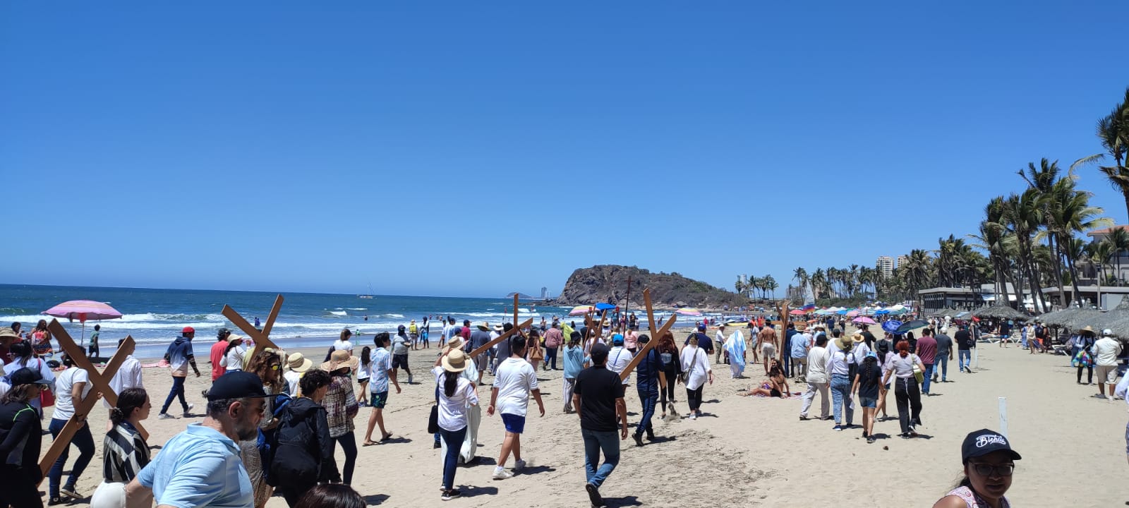 Llevan en Mazatlán la Pasión de Cristo hasta los bañistas