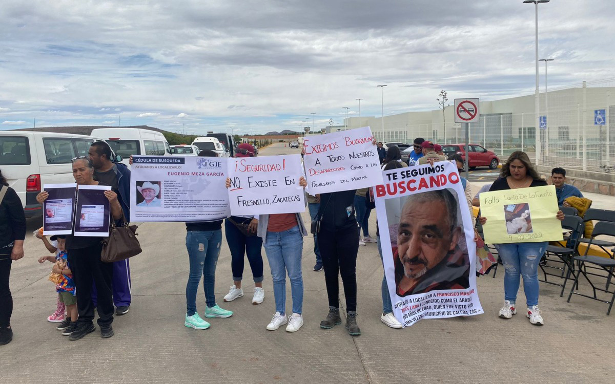 Video: Familiar de desaparecido golpea y lanza piedra a camioneta donde se trasladaba AMLO, en Fresnillo