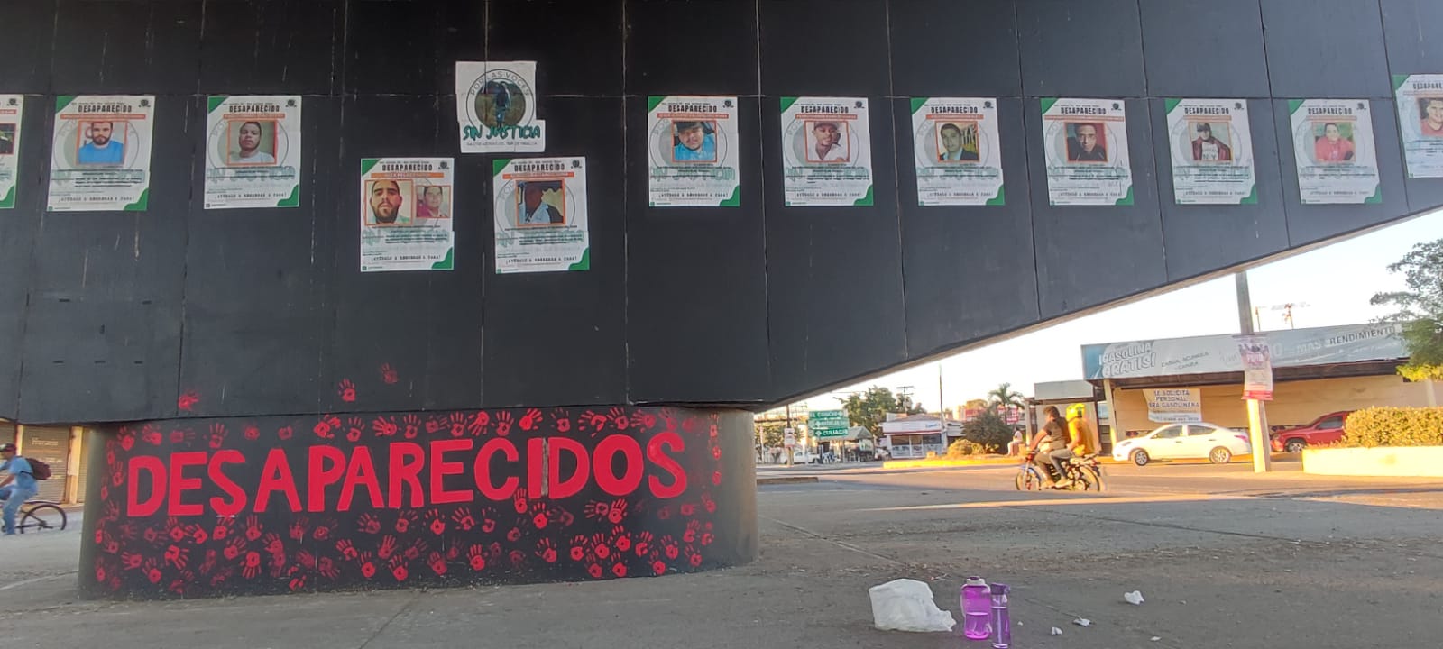 ‘Si ellos los olvidan, nosotros no’, Mazatlán tiene un puente de desaparecidos; llegan siete casos en un día