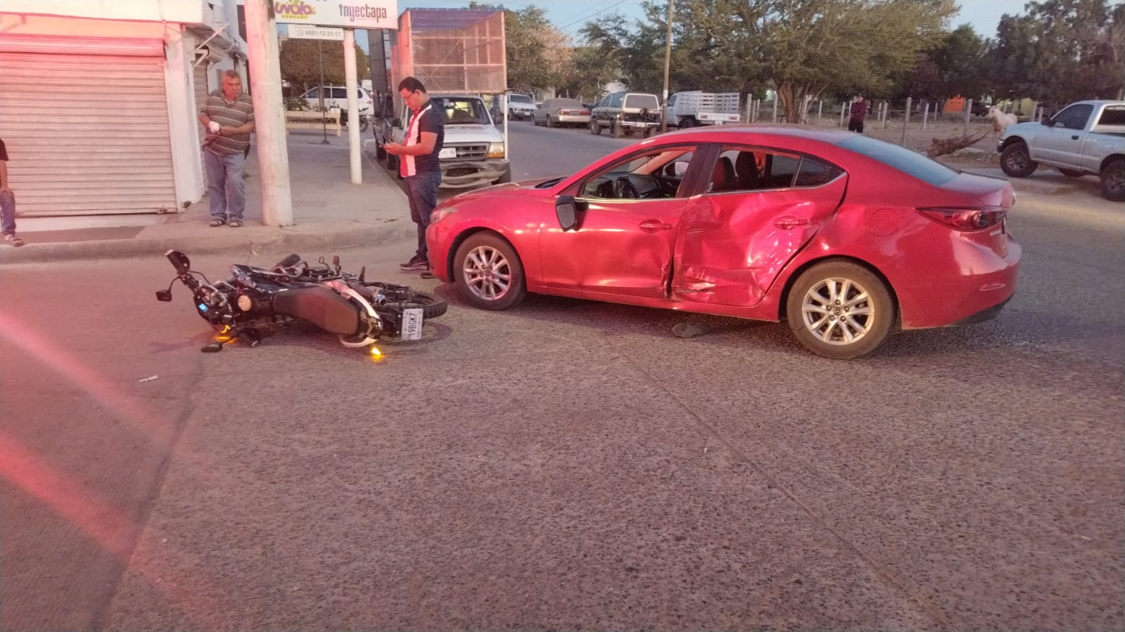 Motociclista resulta herido tras chocar contra un auto en la colonia Tabachines 2 de Los Mochis