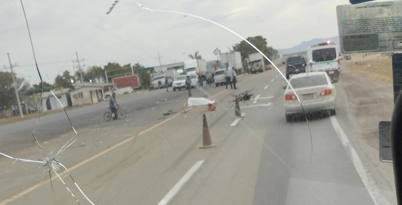 Motociclistas pierde la vida tras ser arrollado por un automóvil en el ejido Emigdio Ruiz, Ahome