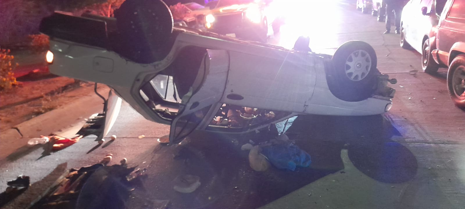 Mujer que conducía un Tsuru sufre volcadura en el fraccionamiento Mochicahui al oriente de Los Mochis