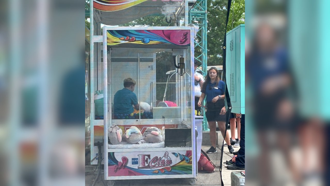Intentando sacar un premio, adolescente queda atrapado dentro de una máquina de ‘garra’ en EU