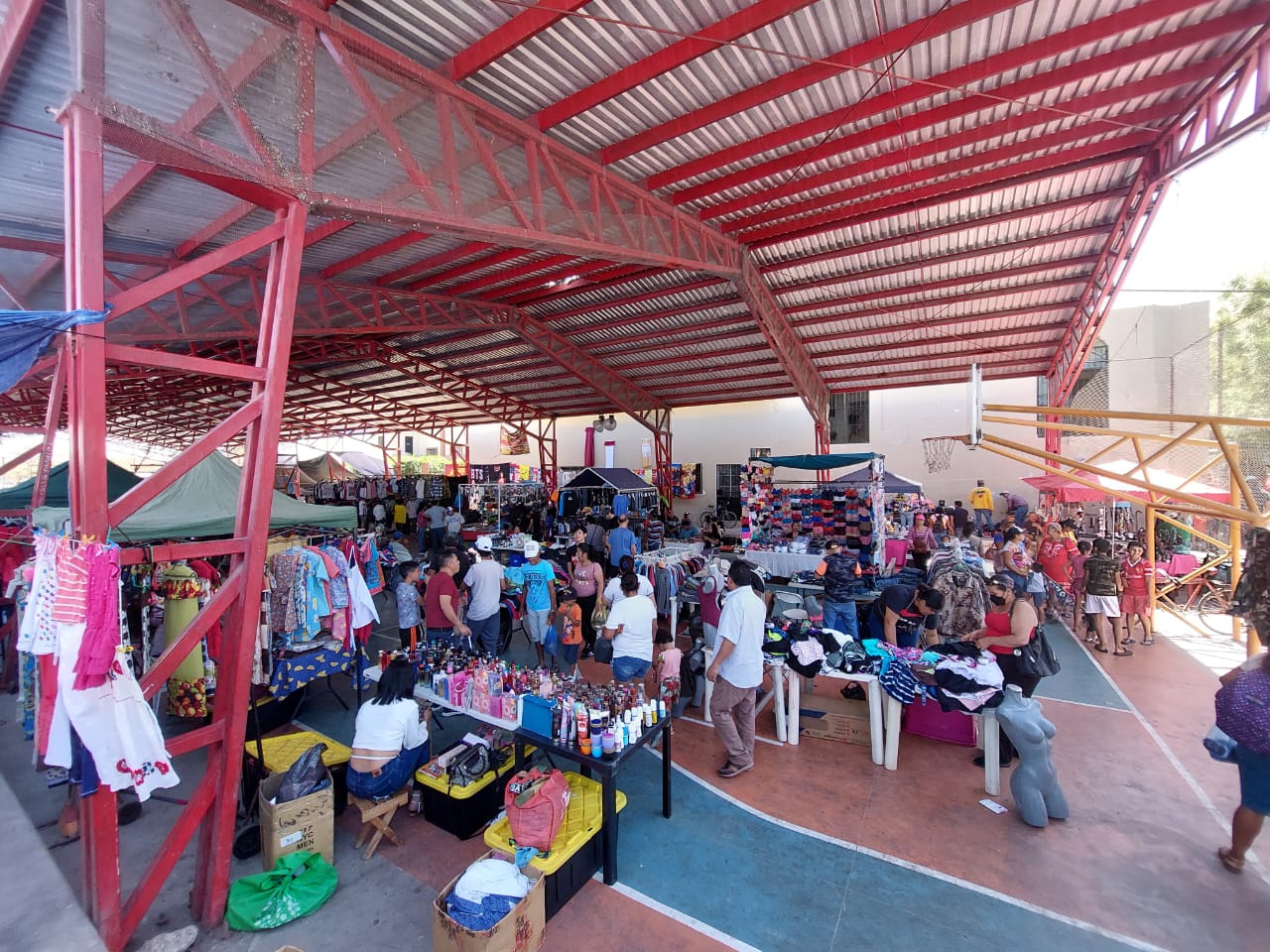 No solo es el estacionamiento, el tianguis de la Juárez necesita baños y hasta postes de luz