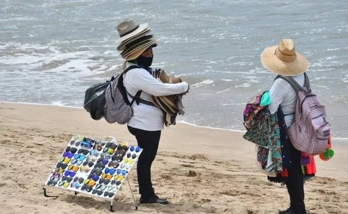En Mazatlán, Oficialía Mayor reforzará operativos tras encontrar irregularidades en vendedores de playa