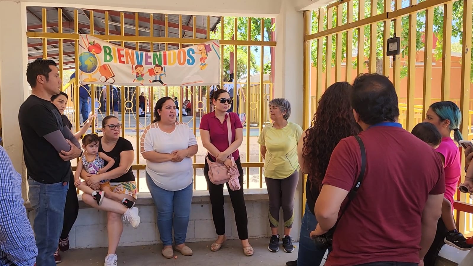 Padres de familia se manifiestan para exigir la restauración de energía eléctrica en la escuela de sus hijos