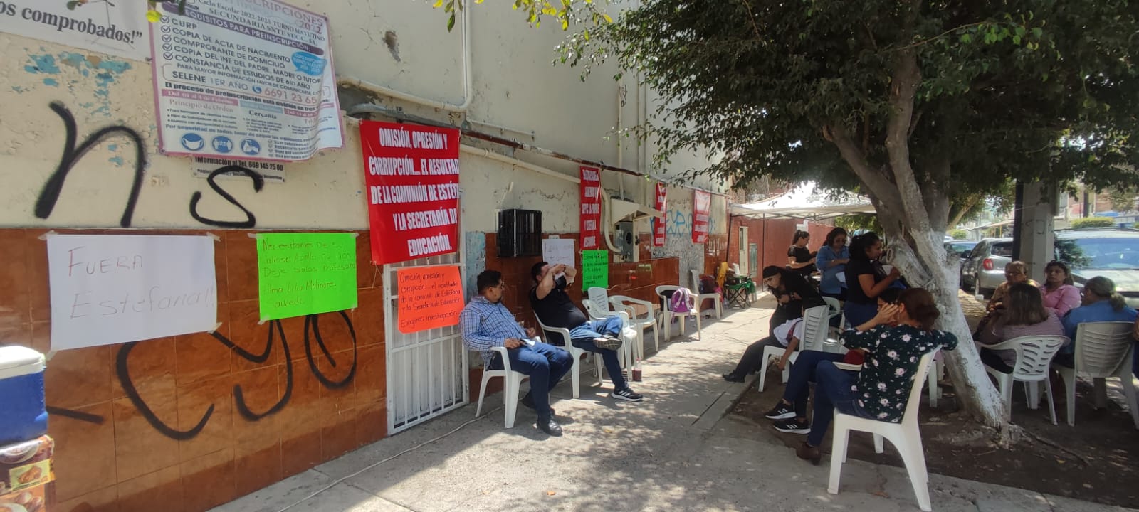 Padres de familia y maestros piden destitución de directora de la secundaria vespertina SNTE