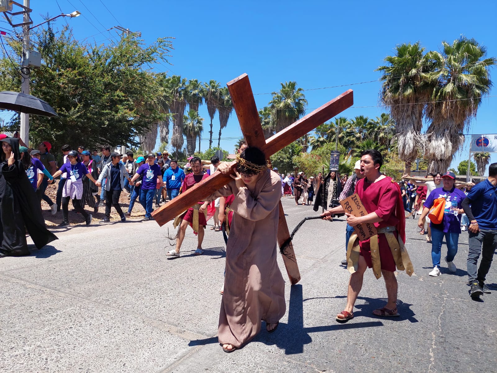 En Ahome, jóvenes viven la pasión y muerte de Cristo en el viacrucis de la Pascua Juvenil 2023