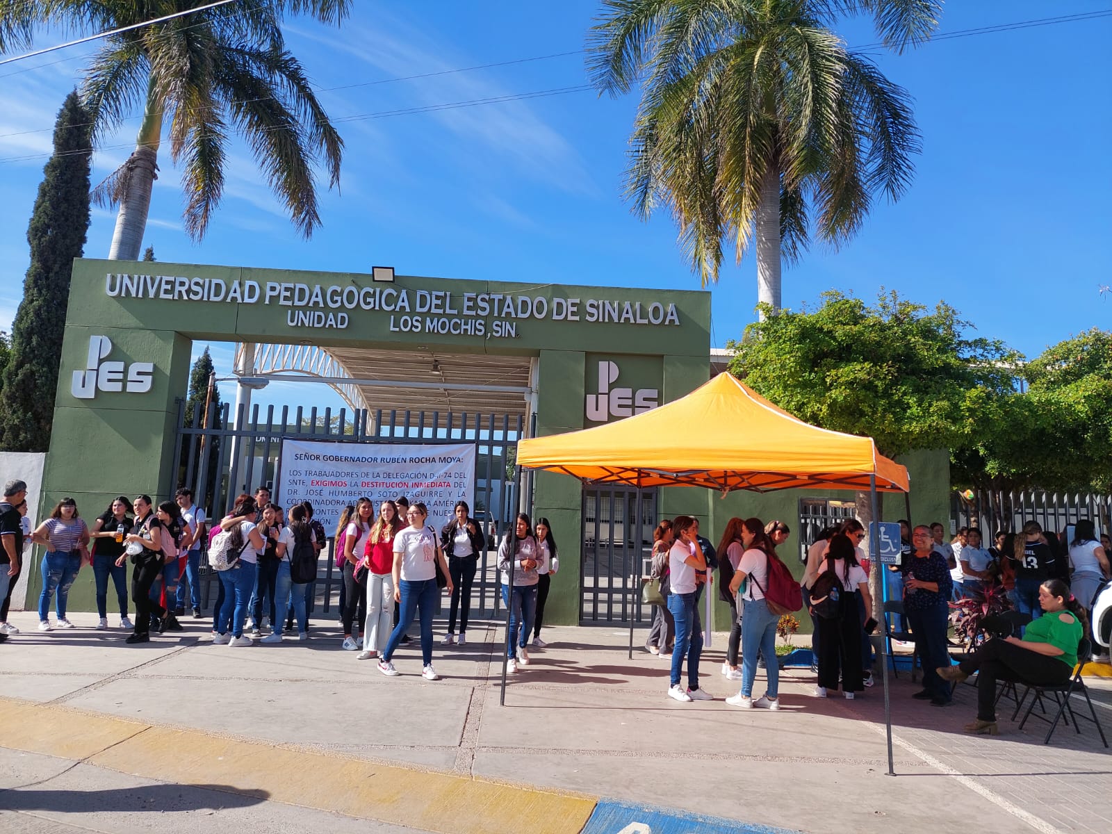Personal sindicalizado de la delegación D11-74 del SNTE toma las instalaciones de la UPES Los Mochis