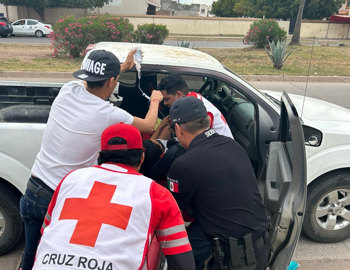 Policías de Ahome ayudan a una mujer a dar a luz dentro de una camioneta