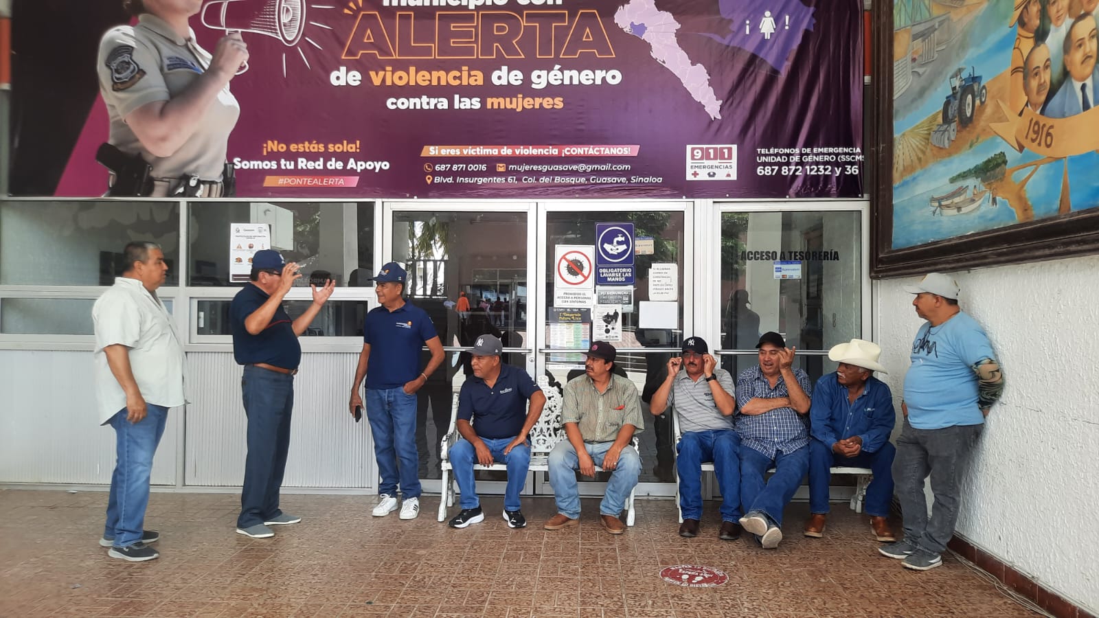 Policías jubilados bloquean el Palacio Municipal de Guasave