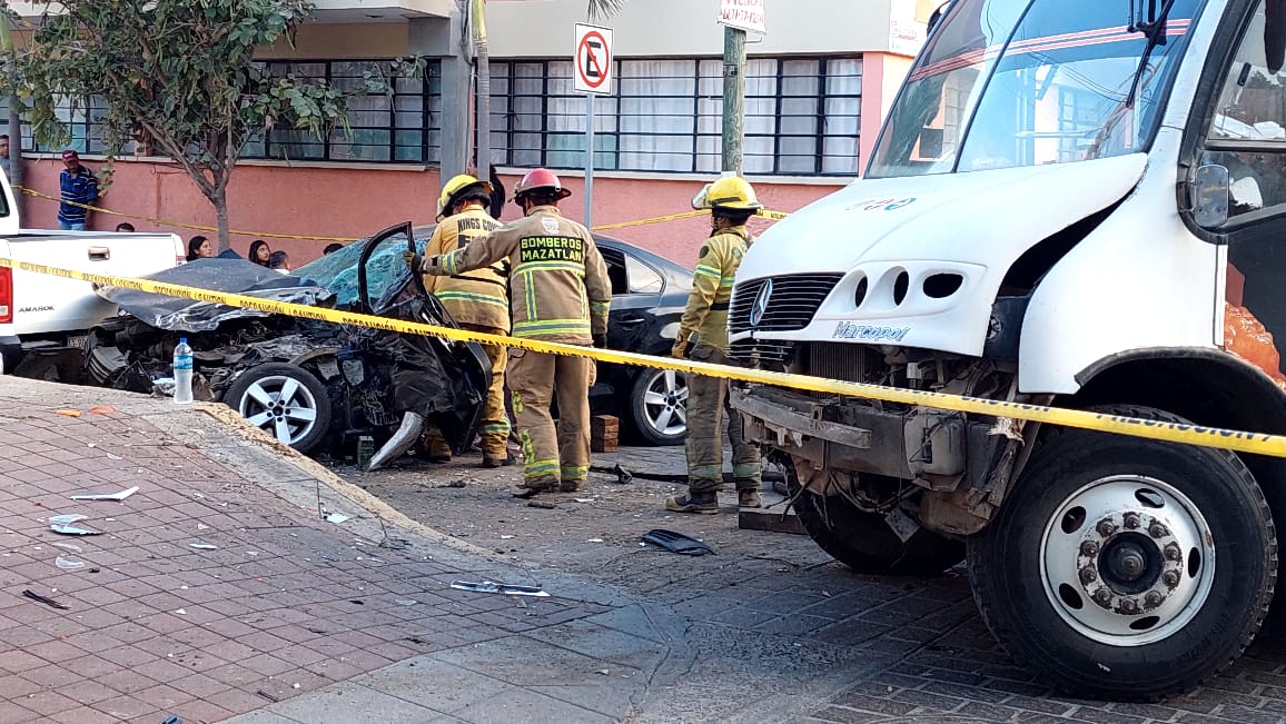 Por no hacer alto obligatorio, automóvil y camión urbano se impactan en el centro de Mazatlán