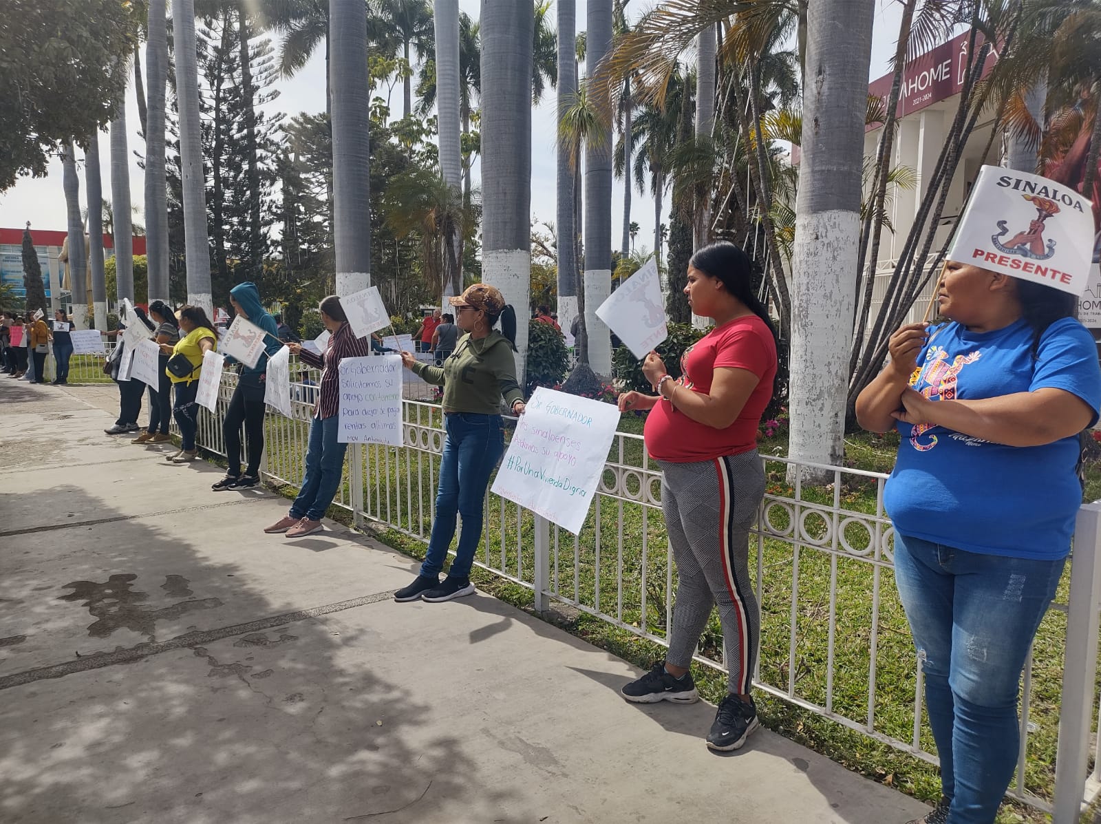Antorchistas de Ahome protestan en Palacio Municipal: reclaman atención para viviendas de familias vulnerables