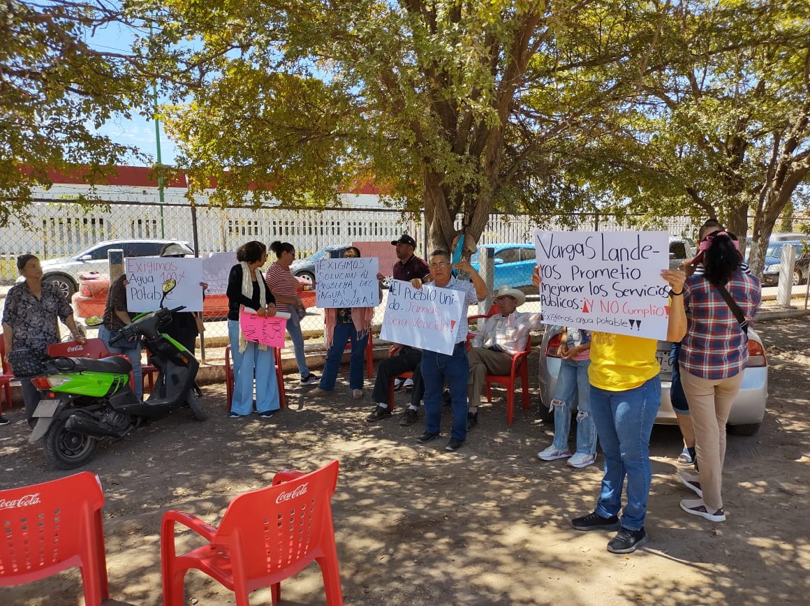 Protestan vecinos de El Carrizo en la Japama; no tienen agua desde hace dos semanas