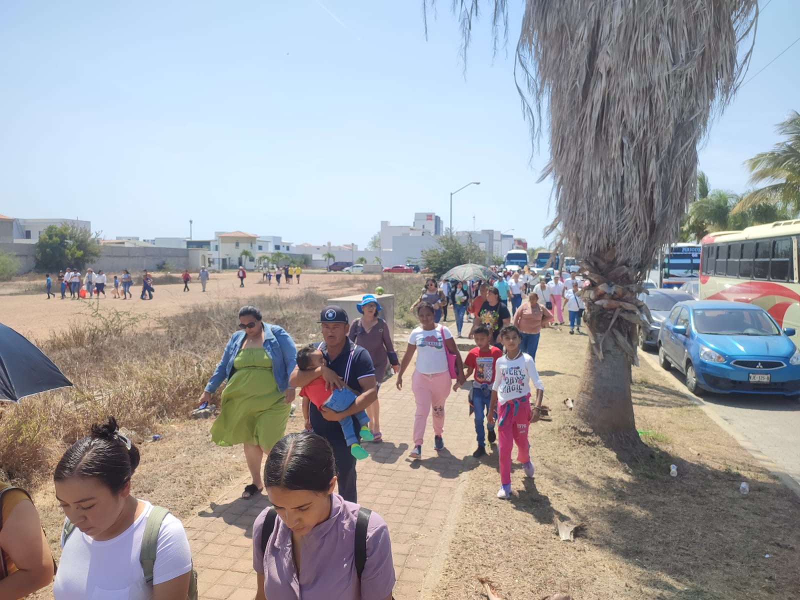¡A caminar! Caos en cercanías del Centro de Convenciones de Mazatlán, se agudiza tráfico por evento de Sheinbaum