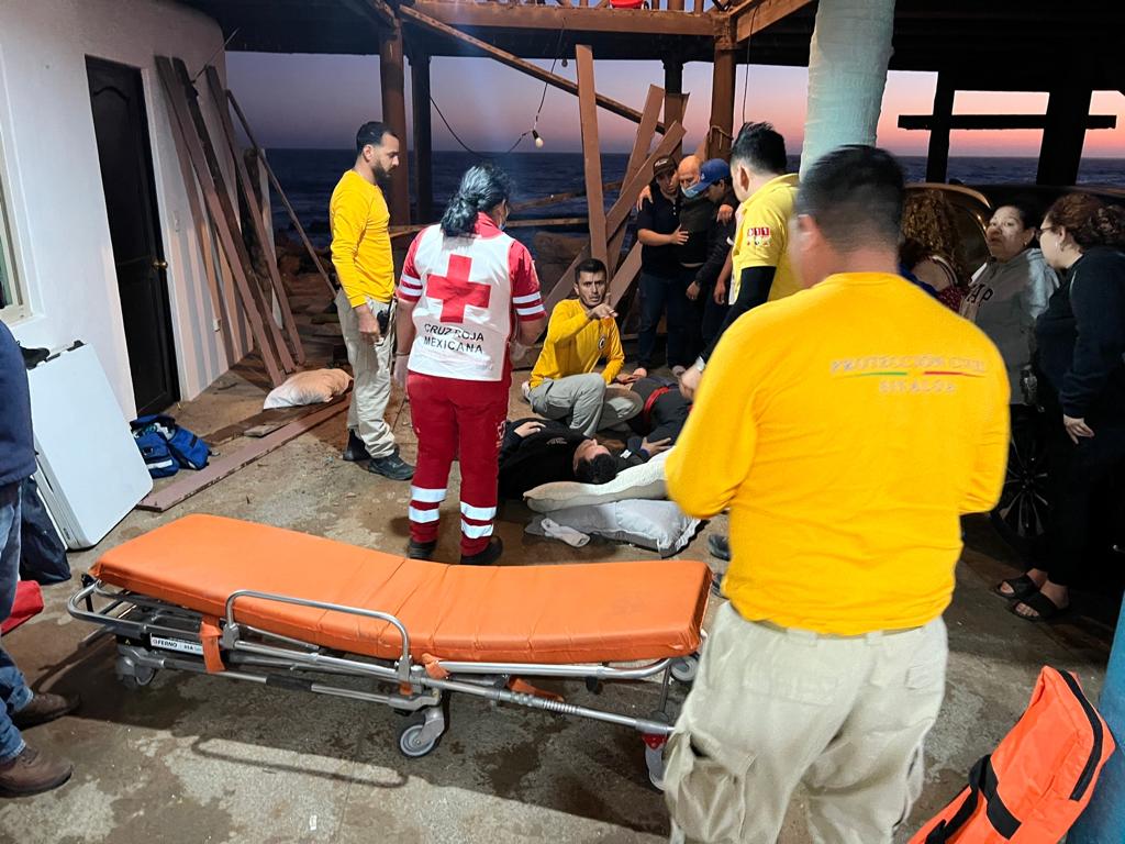 Fueron cuatro los lesionados tras derrumbarse terraza de madera en casa playa en Altata, Navolato
