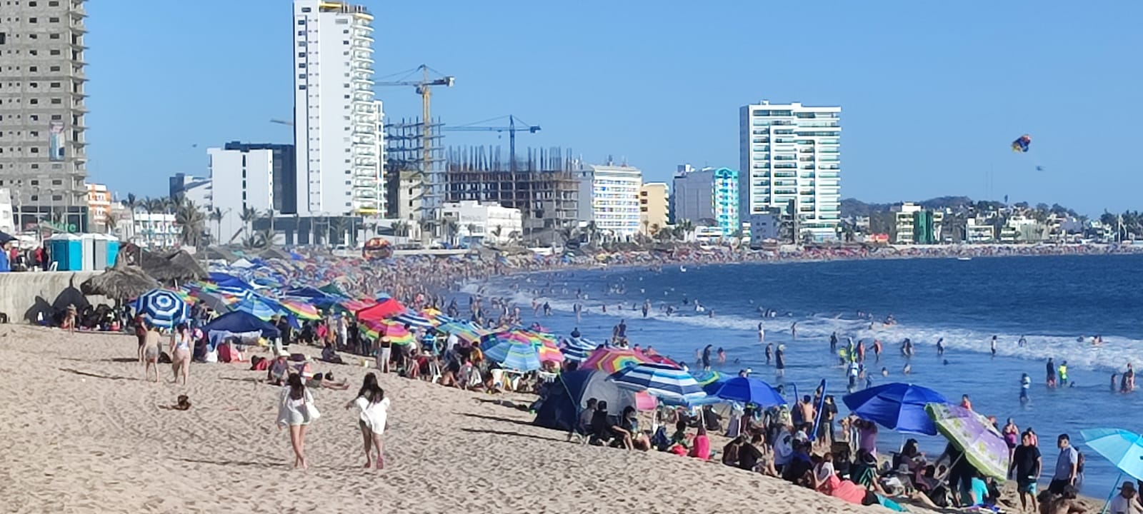 Reúne Mazatlán en sus playas casi 63 mil personas, desde Punta Cerritos hasta Isla de La Piedra