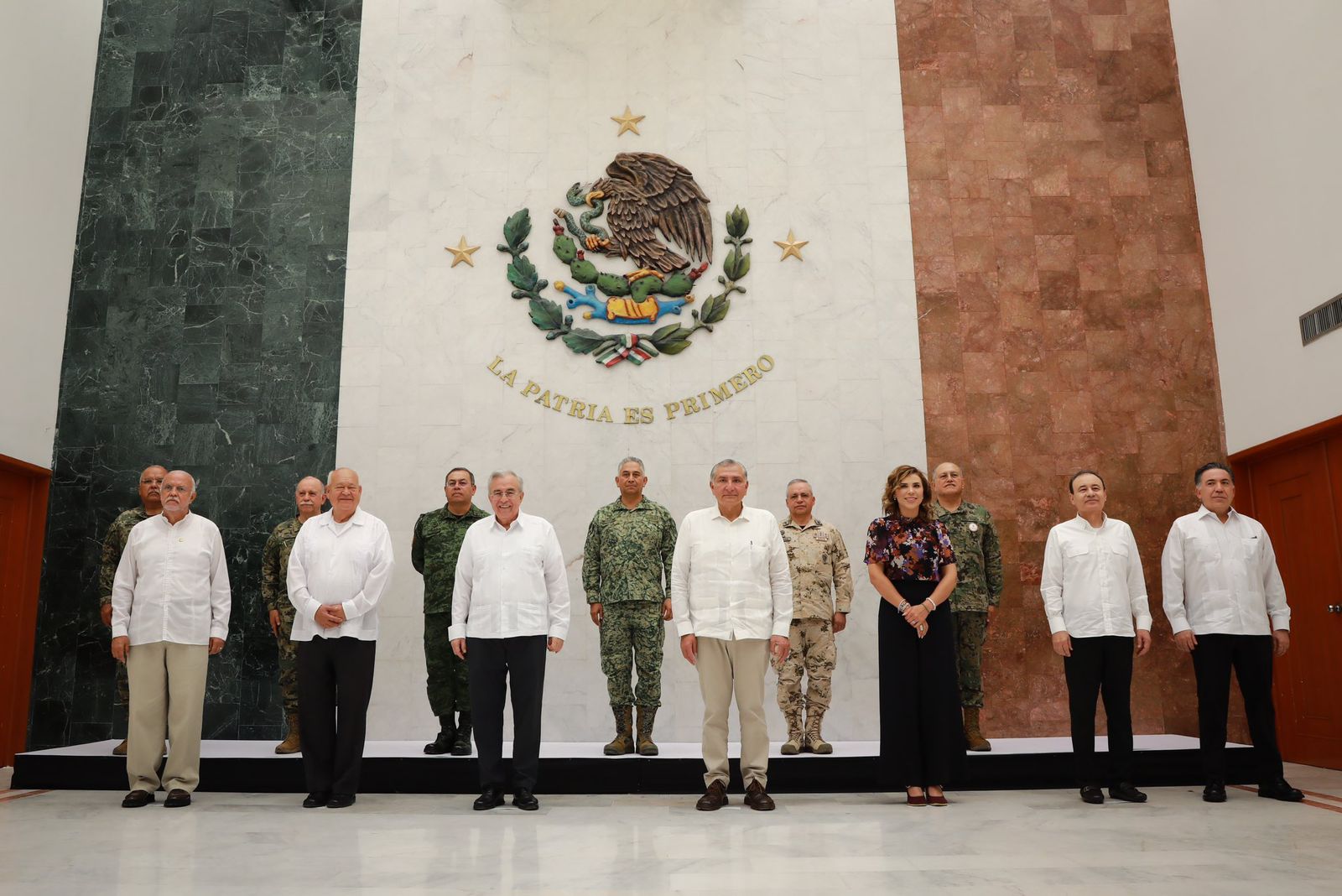Recibe Rocha Moya a Adán Augusto en la Tercera Región Militar, en Mazatlán