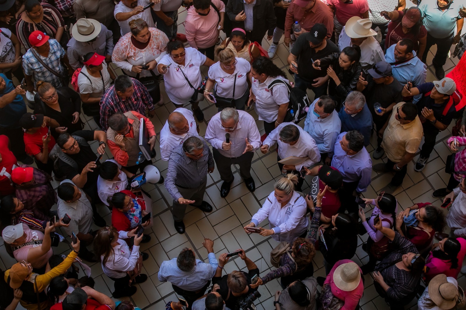 Atiende Rocha a manifestantes que solicitan vivienda; acuerdan instalar mesa de diálogo