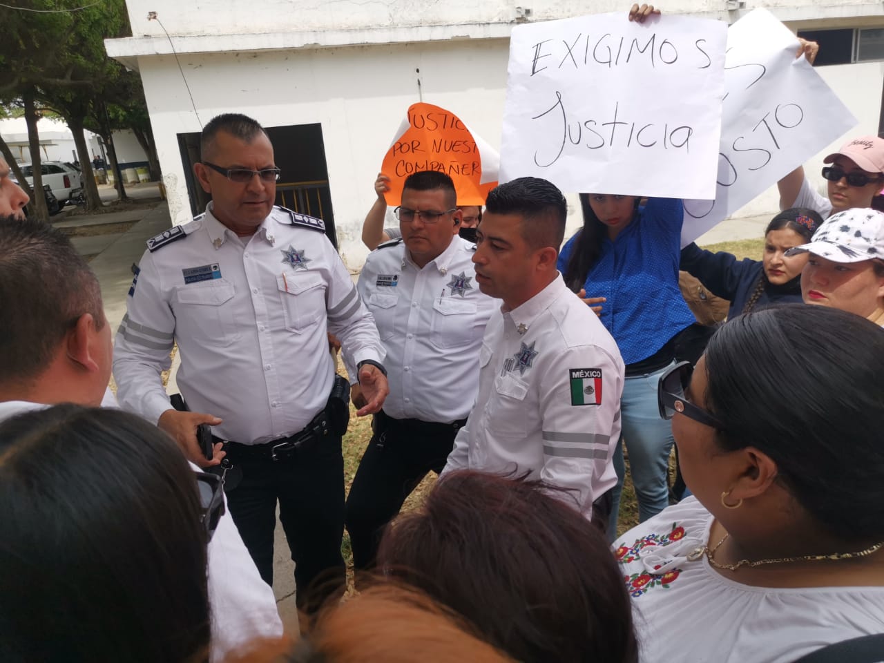 Se confrontan director de Tránsito de Ahome y el secretario de la Unión del Volante en manifestación