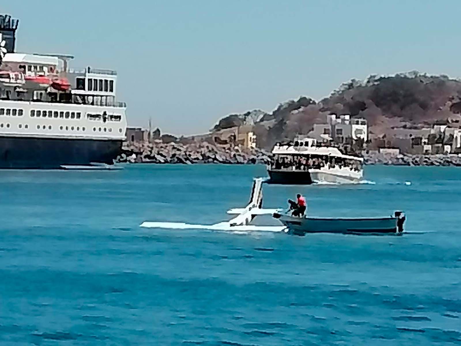Se desploma avioneta en pleno canal de navegación en Mazatlán