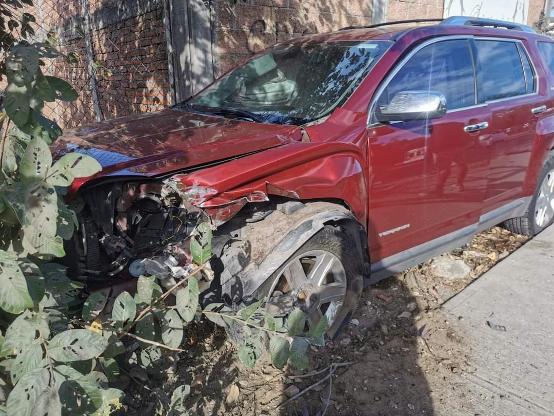 Se impactan de frente dos vehículos sobre Avenida del Delfín en Mazatlán