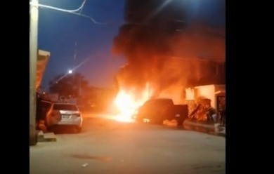 (VIDEO) Se incendian dos patrullas en el municipio de Choix
