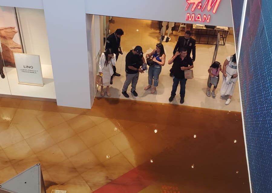 (VIDEO) Se inunda de aguas negras Plaza Galerías en Mazatlán