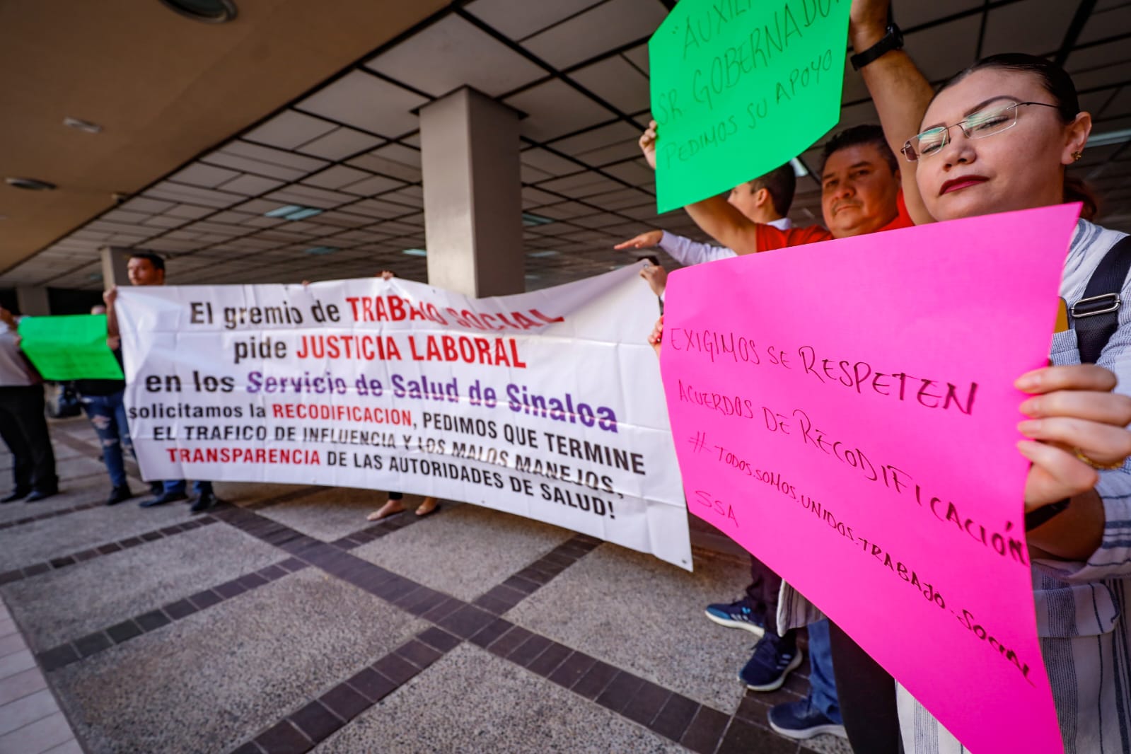 Se manifiestan trabajadores de Salud; piden se entreguen las bases anunciadas para este 2023
