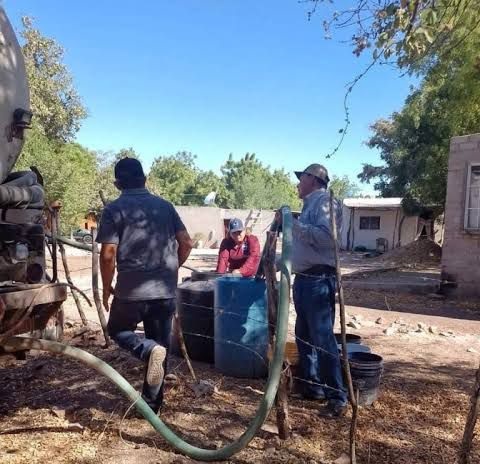 Se quedan sin agua 14 comunidades de Angostura por fallas en el motor de un pozo; abastecen a las familias con pipas
