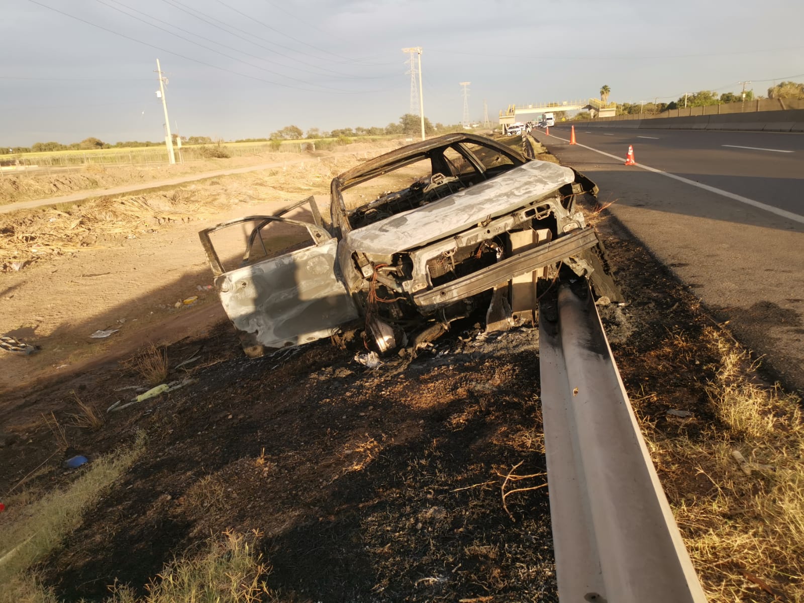 ¡Se salvan de milagro! Pareja de adultos mayores logran salir de su auto que se incendió en Ahome 