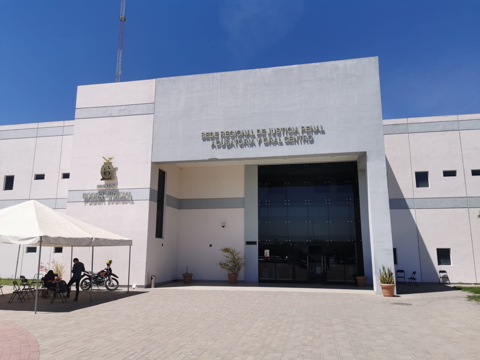 Para mayo difieren audiencia de comité de adquisiciones de ‘Químico’ Benítez por contrato millonario de luminarias