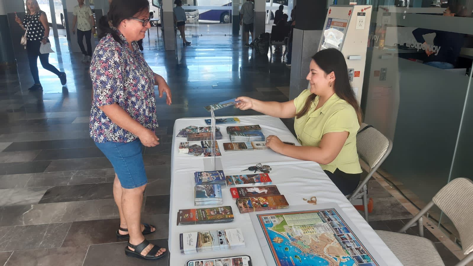 Sedectur coloca mesas de orientación a turistas esta Semana Santa en Central Camionera y Acuario de Mazatlán