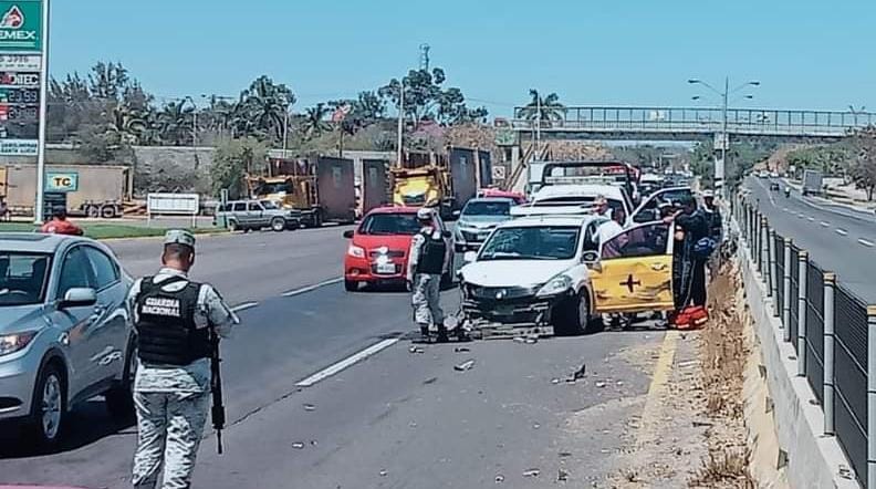 Servicio de Atamsa, camioneta y tráiler provocan accidente al sur de Mazatlán
