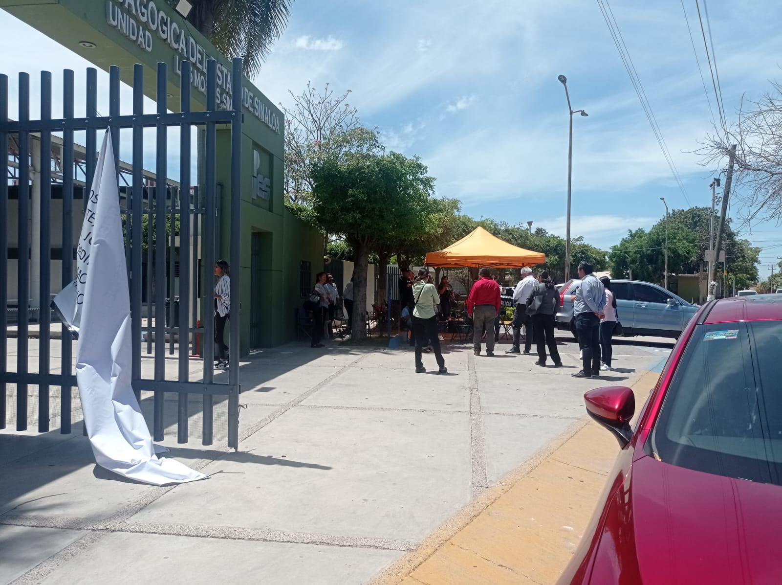 Stase rompe cadenas y abre puerta de la UPES entran acompañados de la fuerza pública y un notario