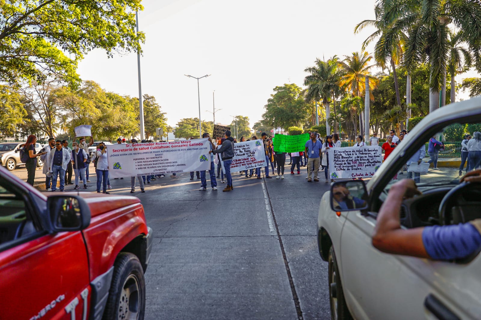 Trabajadores de Salud bloquean avenida Insurgentes frente a Palacio de Gobierno; exigen sus 500 bases