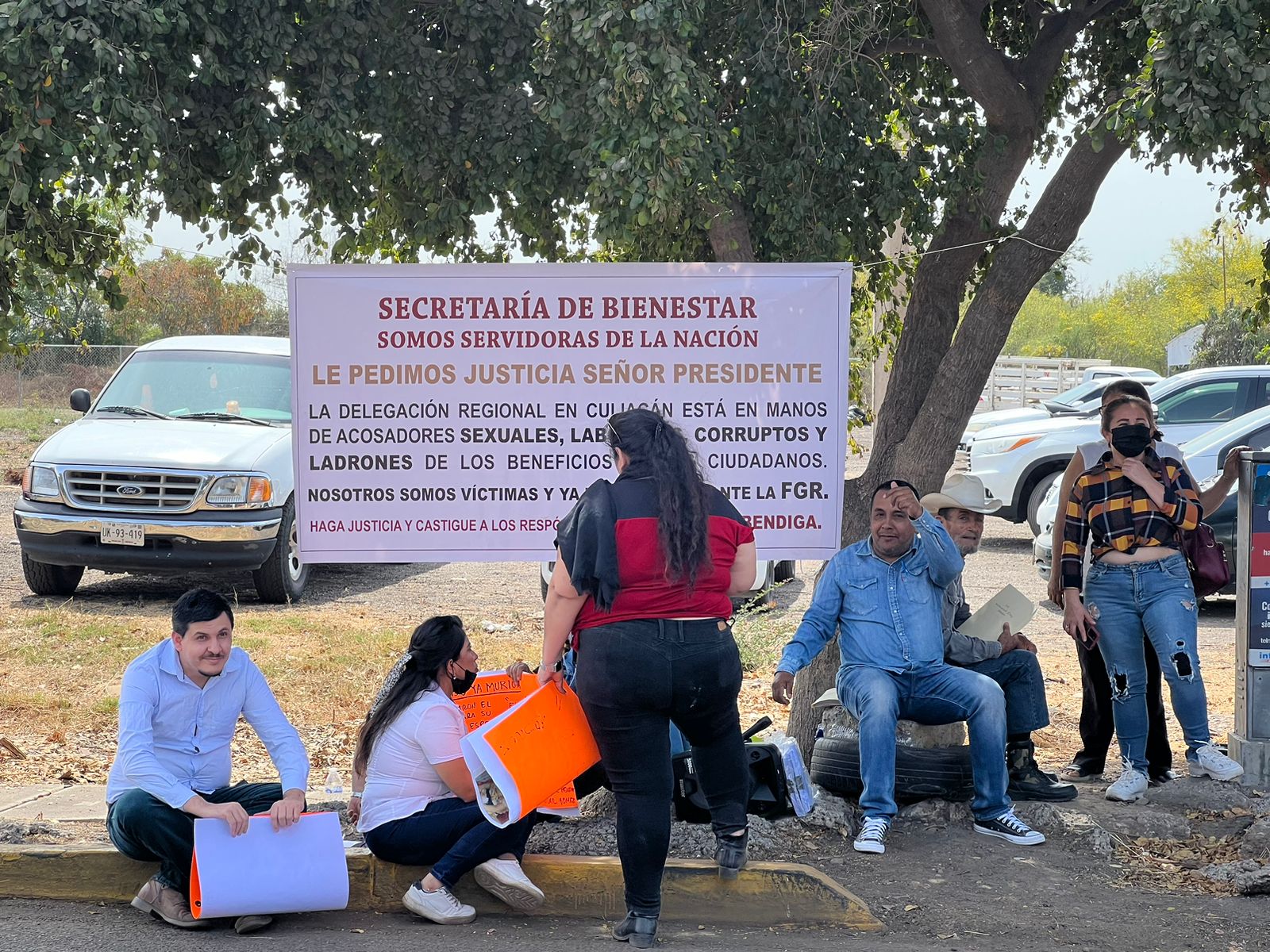 Trabajadores del Bienestar esperan a AMLO; denuncian a Antonio Aguilar de acoso sexual y laboral
