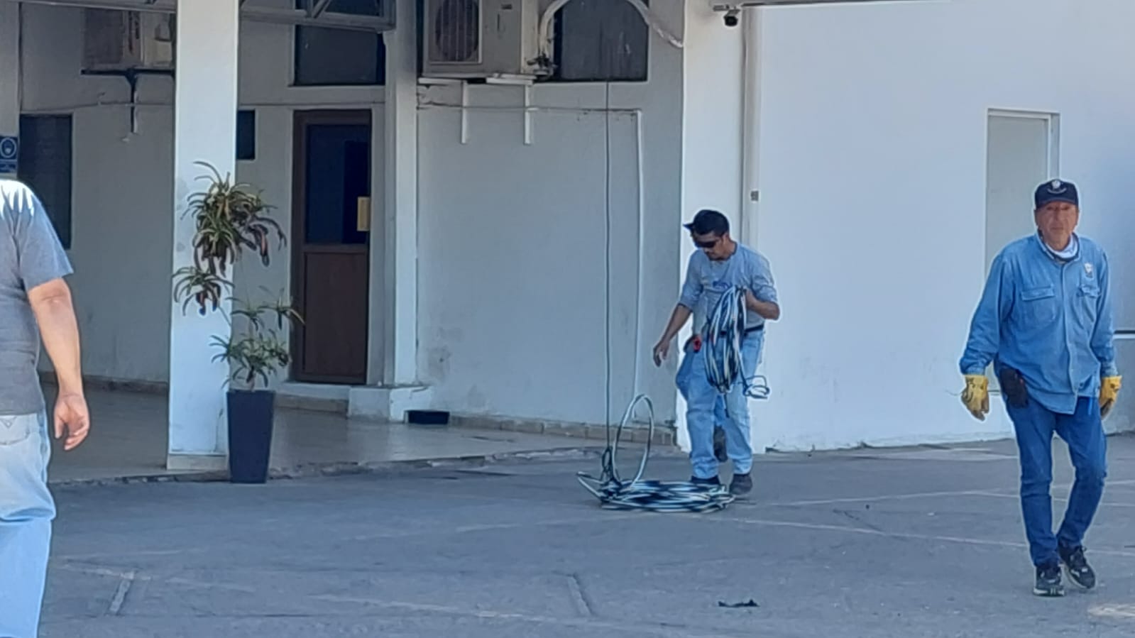 Ya tienen luz en algunas oficinas de Palacio Municipal de Ahome; se “cuelgan” de la energía de Gobierno del Estado
